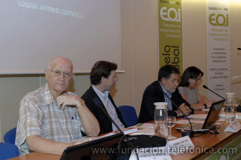 De izda. a dcha: El catedrático y profesor emérito de la Universidad Politécnica de Madrid, Fernando Sáez Vacas; el director de Estrategia, análisis e investigación de Prisacom, José Manuel Cerezo; el editor adjunto de TELOS,José Fernández Beaumont; y la vicedecana de cultura digital de la EOI, Tíscar Lara.