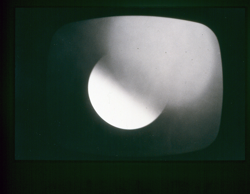 Pasado & Presente Colección Nuevos Medios Centro Pompidou, Con obras de Vito Acconci, Mik Aernout, Thierry Kuntzel, Chris Marker, Bruce Nauman, June Paik, Zineb sedira y Tony Oursler