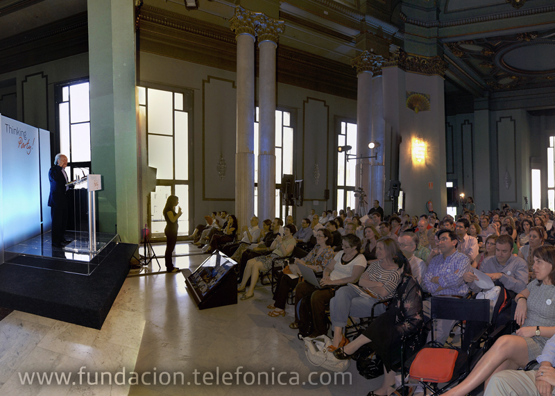 Eduardo Punset da a conocer los secretos del poder de la mente a un público atento que llenó la Sala de columnas.
