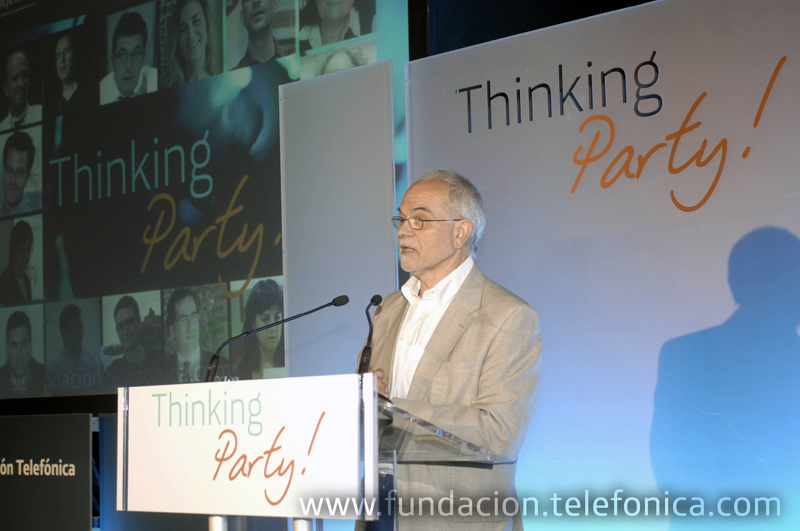 El vicepresidente ejecutivo de Fundación Telefónica, Javier Nadal, da la bienvenida en el Círculo de Bellas Artes a los cerca de cuatrocientos inscritos en la Thinking Party.