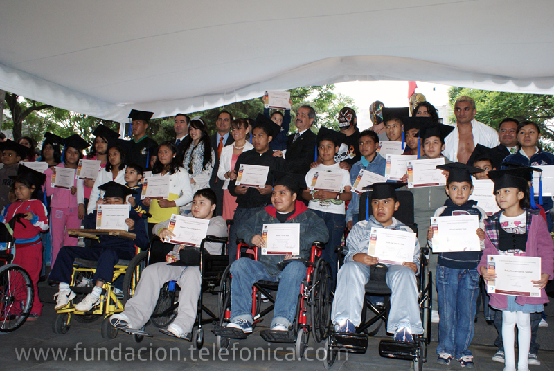 Niños graduados del programa "Sigamos aprendiendo… en el hospital" recibieron su certificado por haber terminado el ciclo escolar 2009-2010, que llegó a su fin el pasado 8 de julio.
