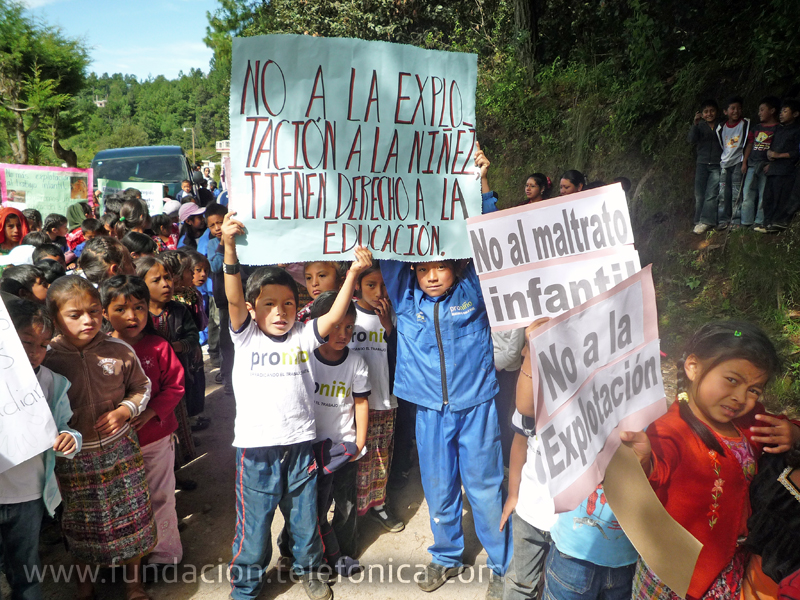 Fundacion Telefónica realiza caminata contra el trabajo infantil en Santa Lucia Utatlan, Solola.
