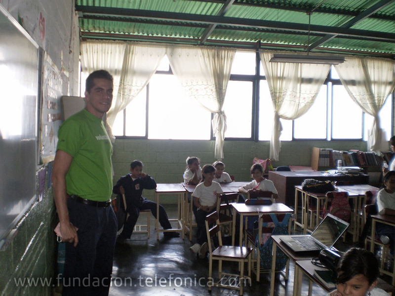 Los Voluntarios asumieron el papel de dinamizadores del proceso de comunicación y trabajo de Escuelas Amigas, para lo cual recibieron formación, ayuda y asesoramiento continuo, tanto en aspectos pedagógicos como técnicos.