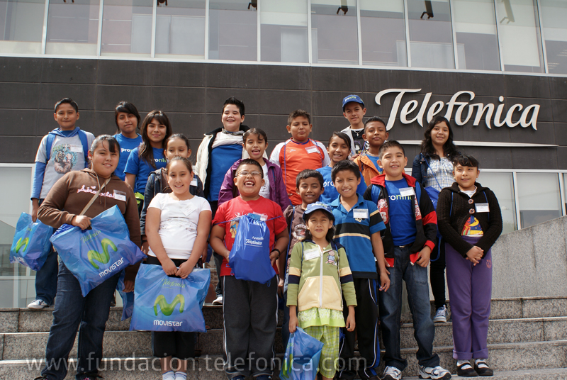 Niños Proniño conociendo la Torre Telefónica.