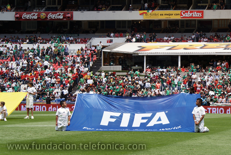Proniños en el campo de fútbol del Estadio Azteca.