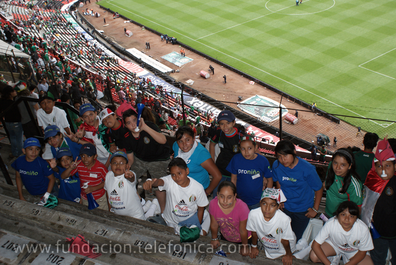 Proniños en el Estadio Azteca.