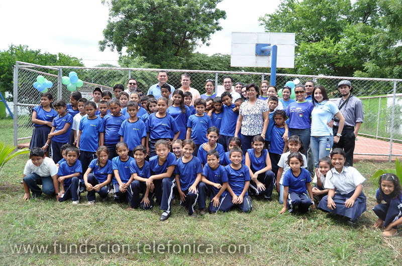 Ahora, los estudiantes de la escuela Wisconsin de Managua disfrutan de una cancha multiuso y un área de juegos