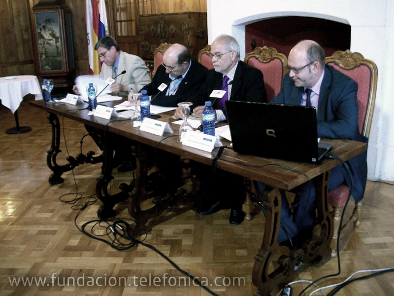 De izda. a dcha., el director del proyecto El valor económico del español, José Luis García Delgado; el rector de la UIMP, Salvador Ordóñez; el vicepresidente ejecutivo de Fundación Telefónica, Javier Nadal; y el autor del libro, Cipriano Quirós.