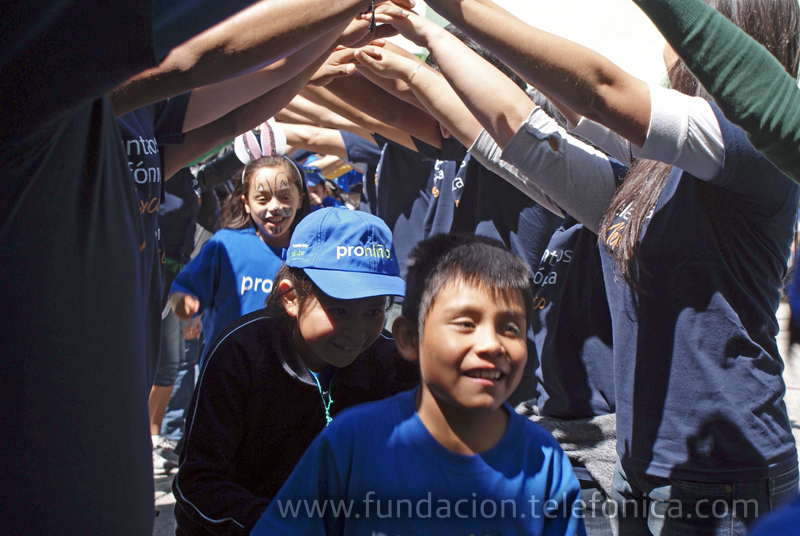 México se une a la celebración del Día Internacional del Voluntario Telefónica realizando actividades recreativas con los beneficiados del programa Proniño.