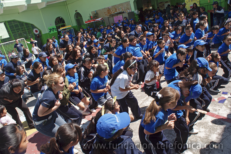 México se une a la celebración del Día Internacional del Voluntario Telefónica realizando actividades recreativas con los beneficiados del programa Proniño.