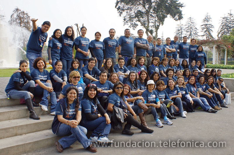 Voluntarios Telefónica en el Parque de la Reserva, Lima, luego de una grata joranda de juegos con niños beneficiados por el programa Proniño de la Fundación Telefónica.