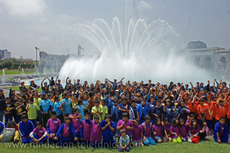 Voluntarios Telefónica y escolares beneficiados por el programa Proniño de la Fundación Telefónica en el Parque de la Reserva, Lima, disfrutando de un día de entretenimiento.