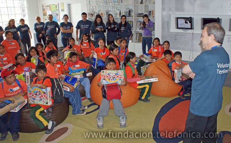Javier Manzanares, presidente de Telefónica en el Perú, recibiendo a niños beneficiados por el programa Proniño de la Fundación Telefónica y felicitando a los Voluntarios Telefónica en su día, en el edificio principal de la Av. Arequipa.