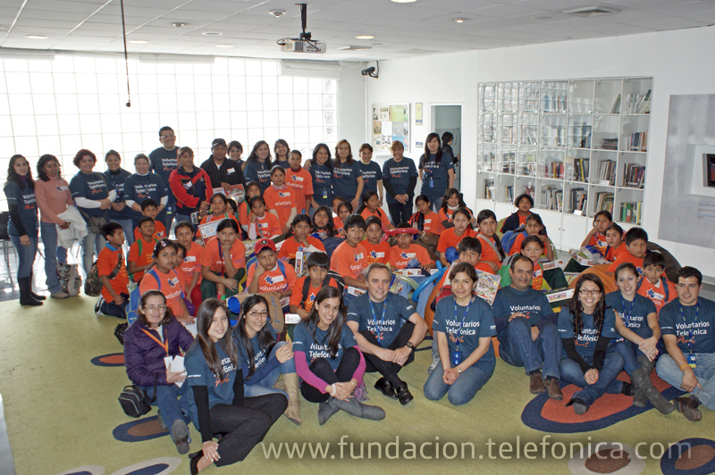 Voluntarios Telefónica y escolares, beneficiados por el programa Proniño de la Fundación Telefónica, en el edificio principal de la Av. Arequipa, Lima.