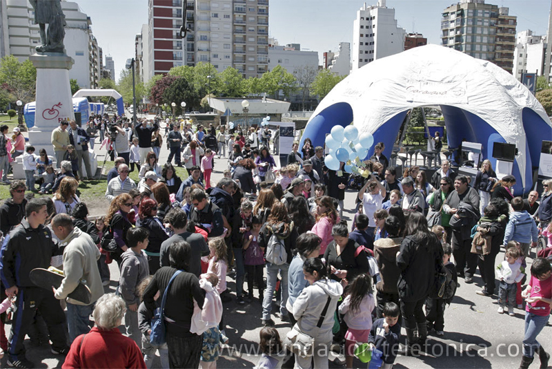La acción, organizada por Fundación Telefónica, se desarrolló en la Plaza Mitre e incluyó juegos interactivos, funciones de circo, premios y charlas educativas para grandes y chicos relacionadas con esta problemática, que según las cifras oficiales afecta a 456 mil niños en el país, aunque los expertos estiman que ya alcanzaría a un millón y medio.