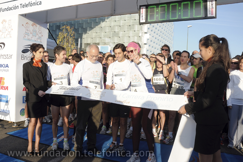 El vicepresidente ejecutivo de Fundación Telefónica, Javier Nadal cortando la cinta que dio inicio a la carrera, junto al presidente de Telefónica LATAM, José María Álvarez-Pallete y la presentadora de televisión Anne Igartiburu.