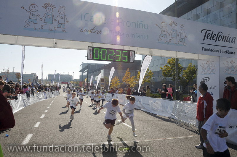 El distrito de las Tablas de Madrid fue el domingo el escenario de la I Carrera Proniño contra e