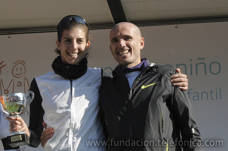 Los ganadores de la carrera de 10 kilómetros en categoría femenina, Sonia Bejarano y Chema Martínez en categoría masculina.