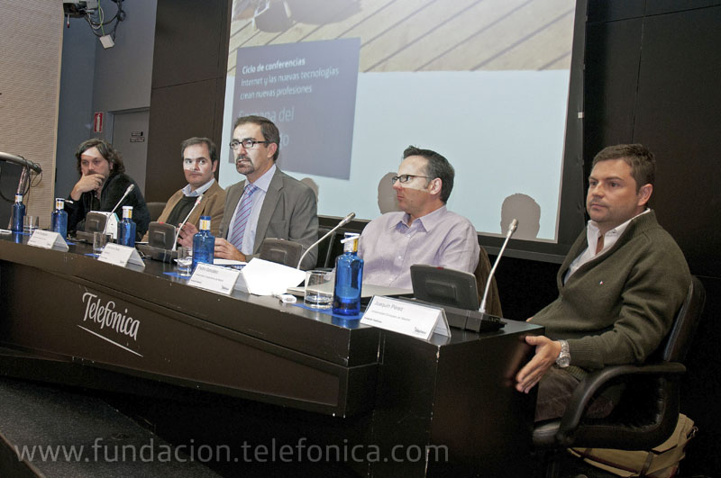 De izda. a dcha.: el coordinador del Máster Europeo de Interfaces Lúdicas en la Facultad de Bellas Artes de la Universidad Politécnica de Valencia, Moisés Mañas; el director del Grado en Diseño y Desarrollo de Videojuegos de la Univers