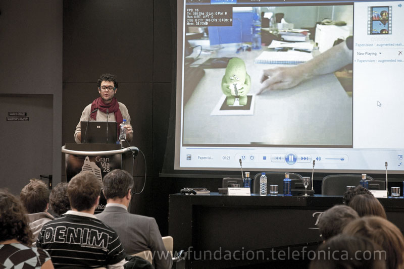 El diseñador e investigador Javier Noguerol en un momento de su intervención sobre cómo funciona la realidad aumentada.