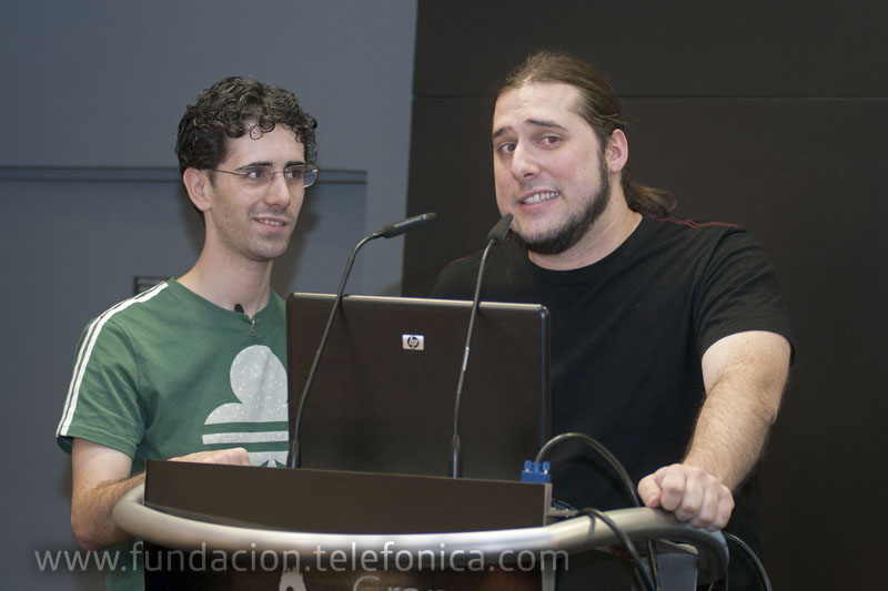 De izda. a dcha.: el diseñador gráfico y responsable de calidad de Ideup! Daniel Pomar y el director de programación del departamento de I+D de Ideaup! Luis García-Pelayo explican al auditorio la creación y desarrollo dle juego Little Big Planet.