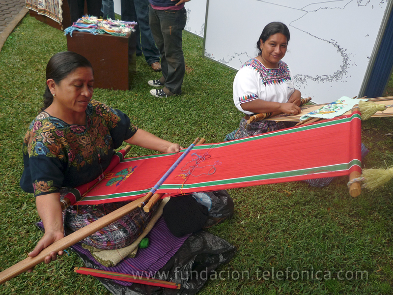 El stand contó también con una demostración en vivo de cómo las mujeres indígenas en Panajachel, elaboran los tejidos y productos como las famosas pulseritas típicas.