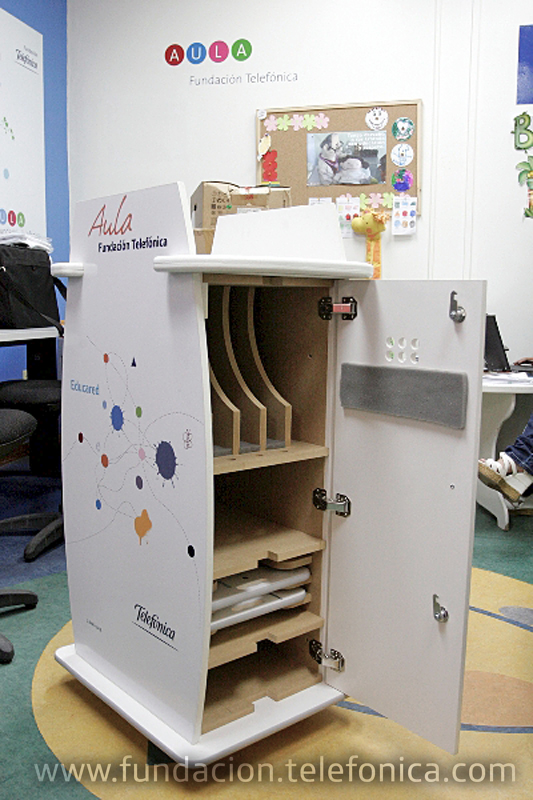 El carrito contiene 4 laptops conectadas inalámbricamente a Internet, un regulador de voltaje para mantener la carga de las baterías, y dos bandejas de acrílico para colocar las computadoras en las sillas o camas de los niños que no posean la capacidad de movilizarse hasta el aula fija.