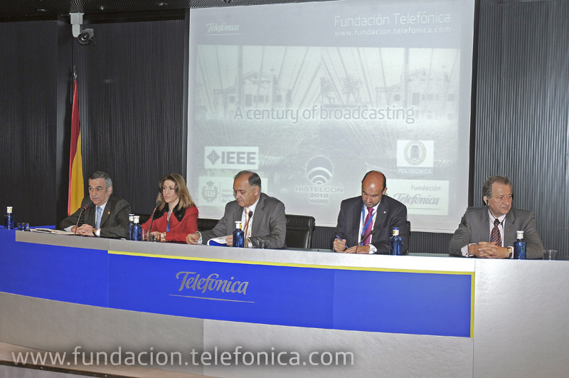 De izda. a dcha., el presidente de la Asociación Española de Ingenieros de Telecomunicación, Francisco Vicente Guillén; la coordinadora del Congreso y fundadora del Foro Histórico de las Telecomunicaciones, Olga Pérez; el asesor del presidente del Grupo Telefónica, Luis Lada; el director del gabinete del recotor de la Universidad Politécnica de Madrid, Antonio Pérez, y el director de la Region 8 del Institute of Electrical and Electronics Engineer (IEEE), Josef Modelski.