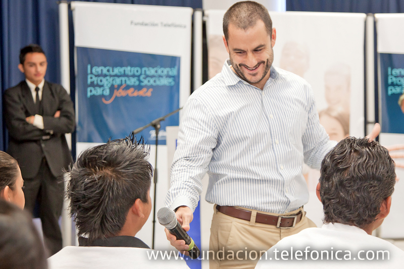 Hernán Ozón, director de Telefónica El Salvador inauguró Programa Sociales para Jóvenes y compartió con los jóvenes beneficiarios.