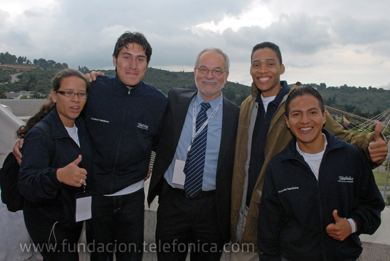 Javier Nadal, vicepresidente ejecutivo de Fundación Telefónica junto a un grupo de participantes en el encuentro de Bogotá.