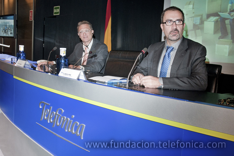 De izda. a dcha.: El profesor de las universidades de Stanford y Berkeley, Andreas S. Weigend, y el director de Conocimiento en Red de Fundación Telefónica, José de la Peña, en el turno de intervenciones del público asistente y on line.
