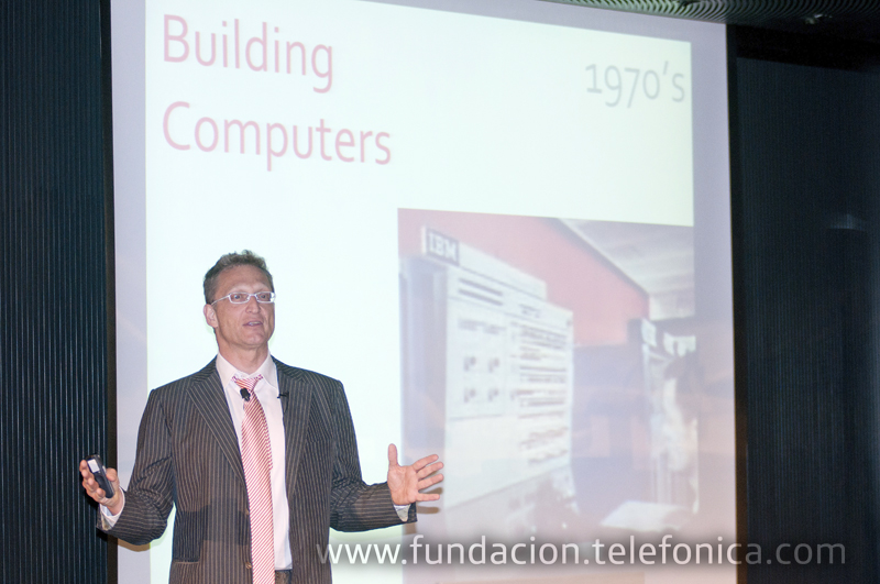 El profesor de las universidades de Stanford y Berkeley, Andreas S. Weigend, en un momento de su conferencia