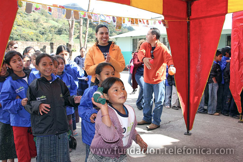 Fundación Telefonica celebra la Navidad con niños de proniño.