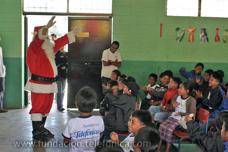 Fundación Telefonica celebra la Navidad con niños de proniño.