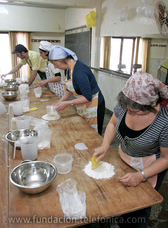 El pasado miércoles el voluntariado de Mar del Plata realizó una actividad en la Sociedad de Fomento, calle 3 de Febrero N° 6042, que consistió en la fabricación de 200 pan dulces y 200 budines. El requisito fue asistir con “delantales de cocina”.