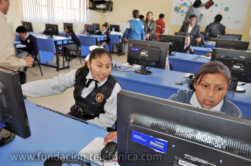 Escolares del comprejo educativo de Huáscar, ciudad de Puno, Perú.
