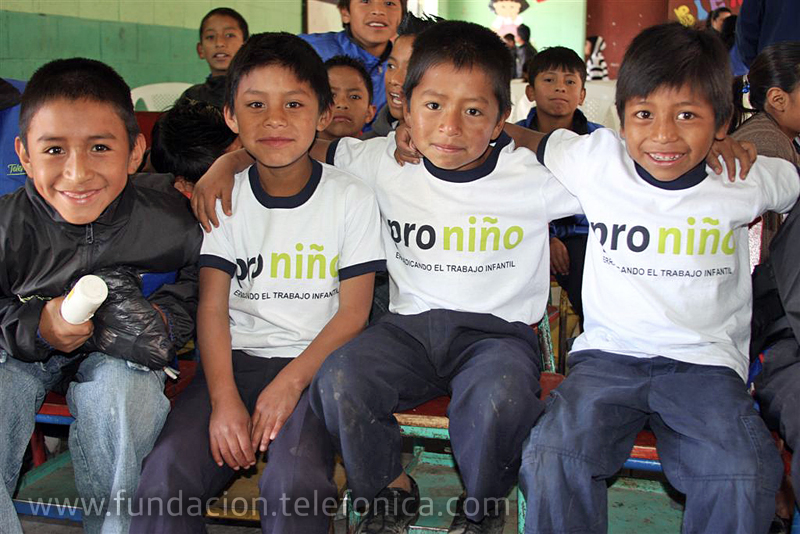 Fundación Telefonica celebra la Navidad con niños de proniño.