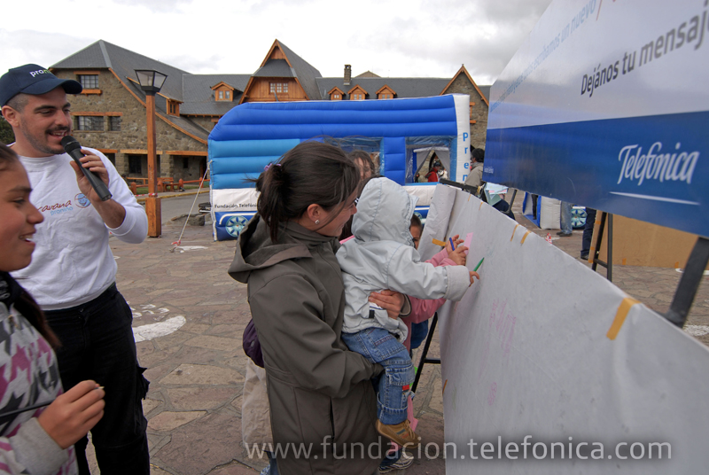 La acción, organizada por Fundación Telefónica, se desarrolló en el en el Centro Cívico de la ciudad, incluyó juegos interactivos, funciones de circo, premios y charlas educativas para grandes y chicos relacionadas con esta problemática, que según algunos expertos estiman que ya alcanzaría a un millón y medio.