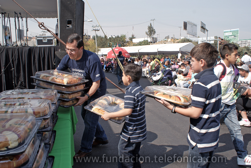 Enero es el mes de los Reyes Magos en México, y los voluntarios entregaron varias Roscas de Reyes a personas de escasos recursos en la Delegación Álvaro Obregón.