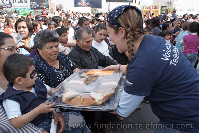 Las sonrisas continúan gracias a los aguinaldos de dulces que los voluntarios realizaron en diciembre.