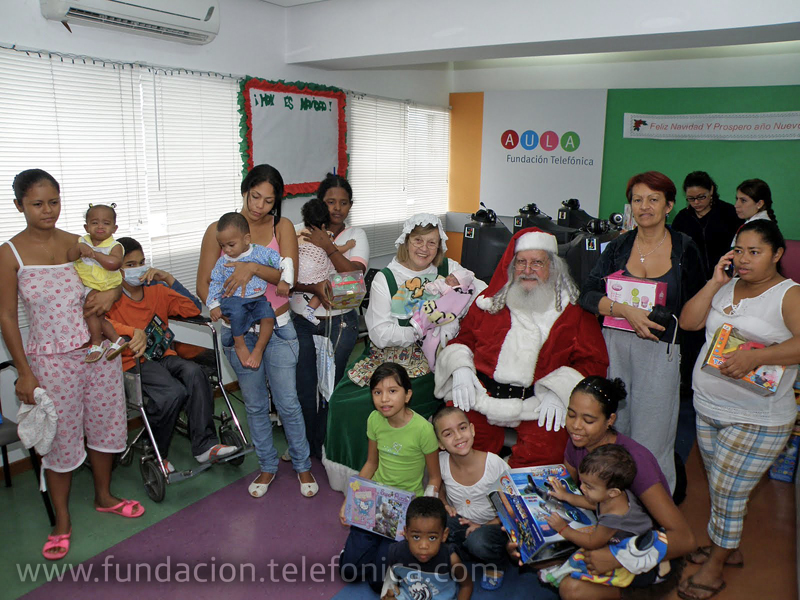 Santa y mamá Santa entregaron los regalos a los niños hospitalizados.