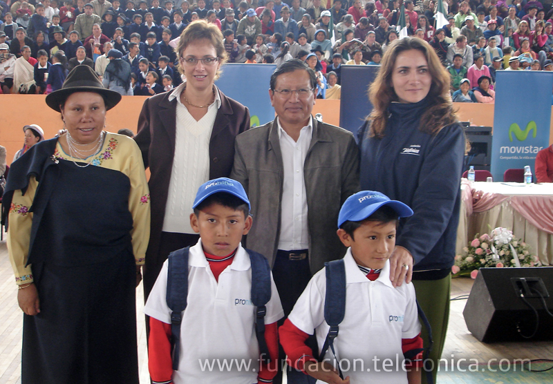 De izq. a der. Rosa Muñoz, Coordinadora del Patronato de Chimborazo, Dagmar Thiel, Vicepresidenta de Fundación Telefónica - Movistar, Mariano Curicama, Prefecto de Chimborazo y María Augusta Proaño, Directora de Fundación Telefónica – Movistar, junto a niños participantes de este proyecto.