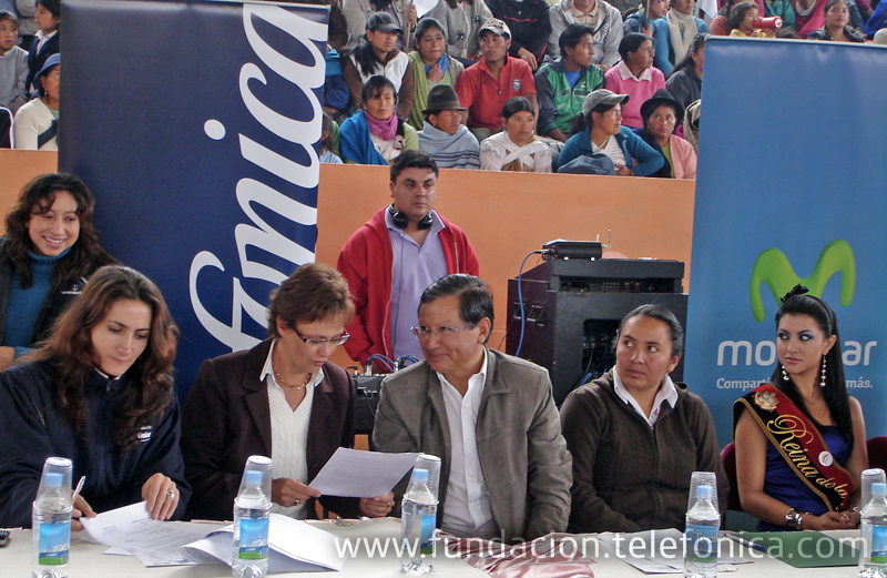 Firma de convenio (de izq. a der.) María Augusta Proaño y Dagmar Thiel, Directora y Vicepresidenta de Fundación Telefónica Ecuador (respectivamente), junto con el Abogado Mariano Curicama, Prefecto de la Provincia de Chimborazo, la Lic. María Narcisa Curicama, Presidenta del Patronato y la Reina de la Provincia.