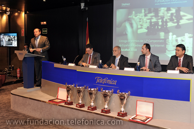 De izqda a dcha, Luis Rojo (Gerente de Virtual del Programa EducaRed); Miguel Illescas (Gran Maestro de Ajedrez y Campeón de España): Javier Nadal, vicepresidente ejecutivo de Fundación Telefónica: Veselin Topalov (Campeón Mundial de Ajedrez) y Javier Ochoa (Presidente de la Federación Española de Ajedrez).