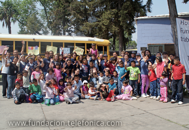 Los voluntarios convivieron con los niños decorando el nuevo taller.