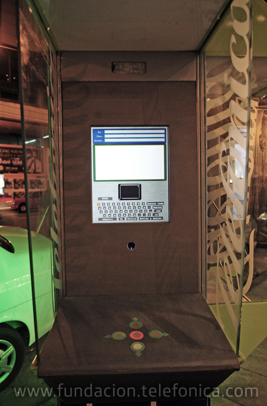 El artista Leo Núñez, ganador de dos premios Mamba-Fundación Telefónica, convirtió una cabina de teléfonos del centro de Buenos Aires en un espacio multimedia.