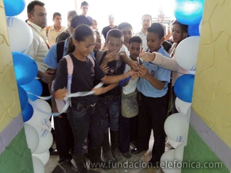 Corte de cinta por los niñ@s de la Unidad Educativa Rubén Darío Mora de Naranjales.