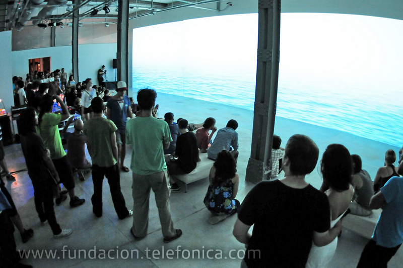 Los días 10, 11 y 12 de marzo el Espacio Fundación Telefónica presentó la tercera edición de Panorámica, tres jornadas consagradas a la exploración de técnicas relacionadas al video, la performance y la manipulación de imágenes en vivo.
