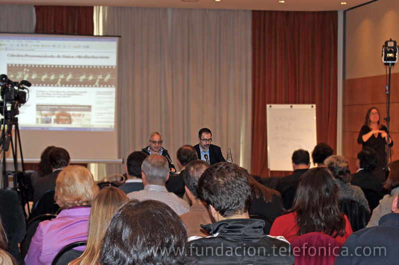Alejandro Piscitelli junto al moderador de la conferencia José de la Peña, Director del Área de Educación y Conocimiento en Red de Fundación Telefónica.