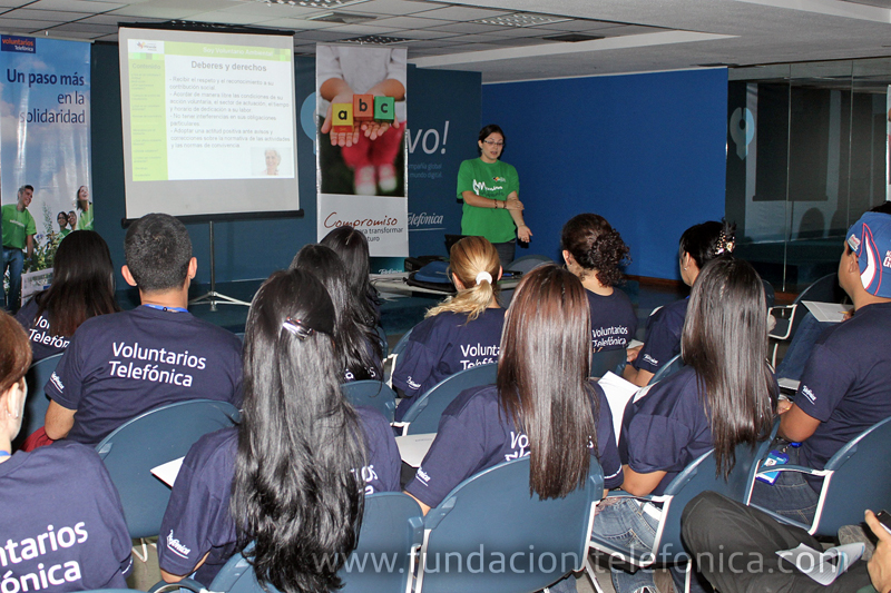 Al final del taller los voluntarios conocieron los pasos para sembrar una planta y las técnicas de cuidado, sembrando bromelias y palos de la felicidad que luego fueron adoptadas por varios de ellos.